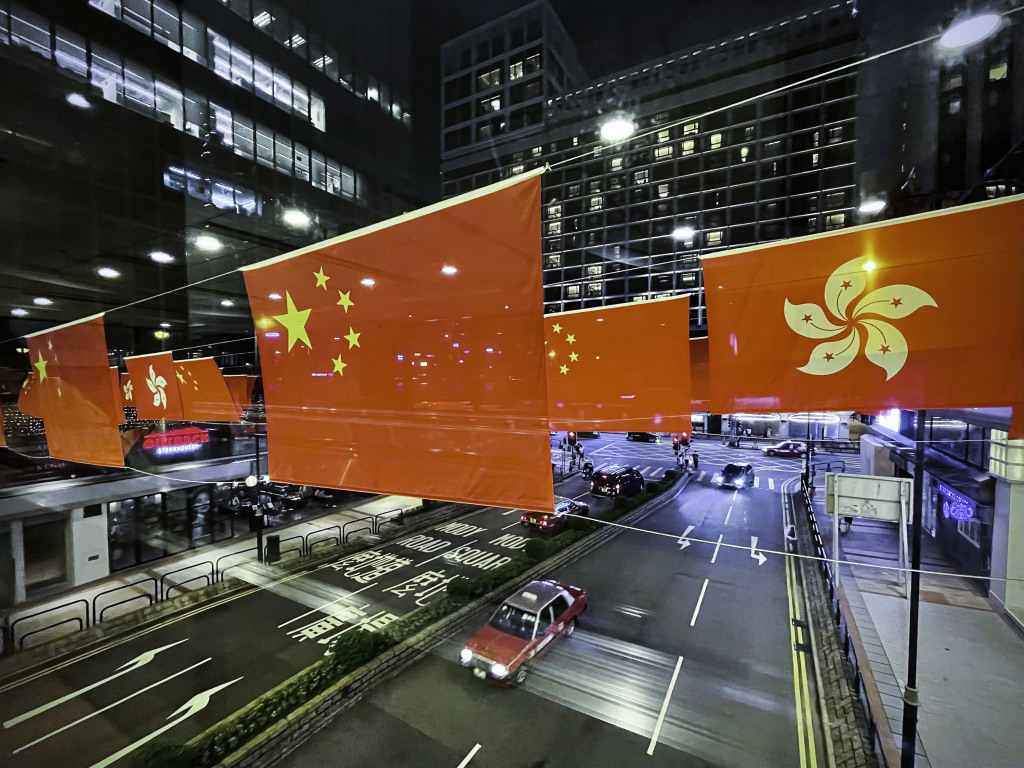 香港尖沙咀现国旗区旗"旗海" 欢庆建党百年及香港回归