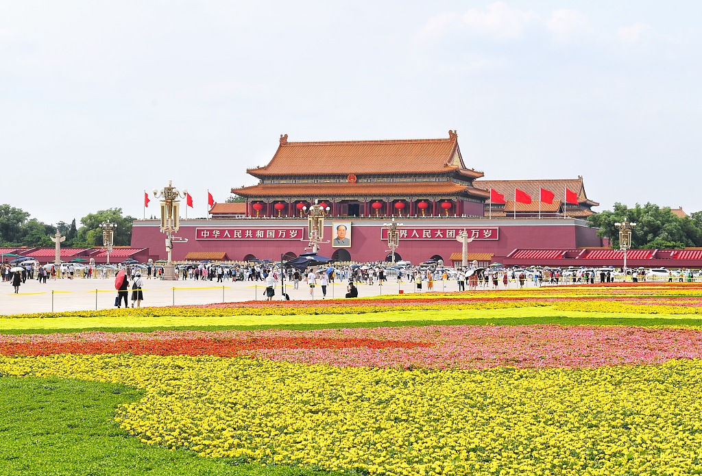 北京天安门广场景观保留到7月15日 游客络绎不绝