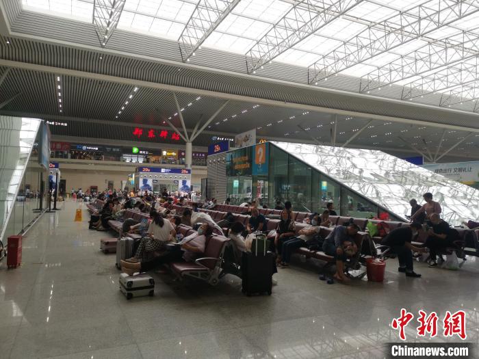 郑州东站候车厅内的滞留旅客.