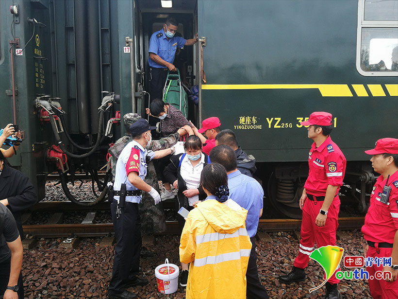 成都铁路警方全力为暴雨滞留乘客平安护航