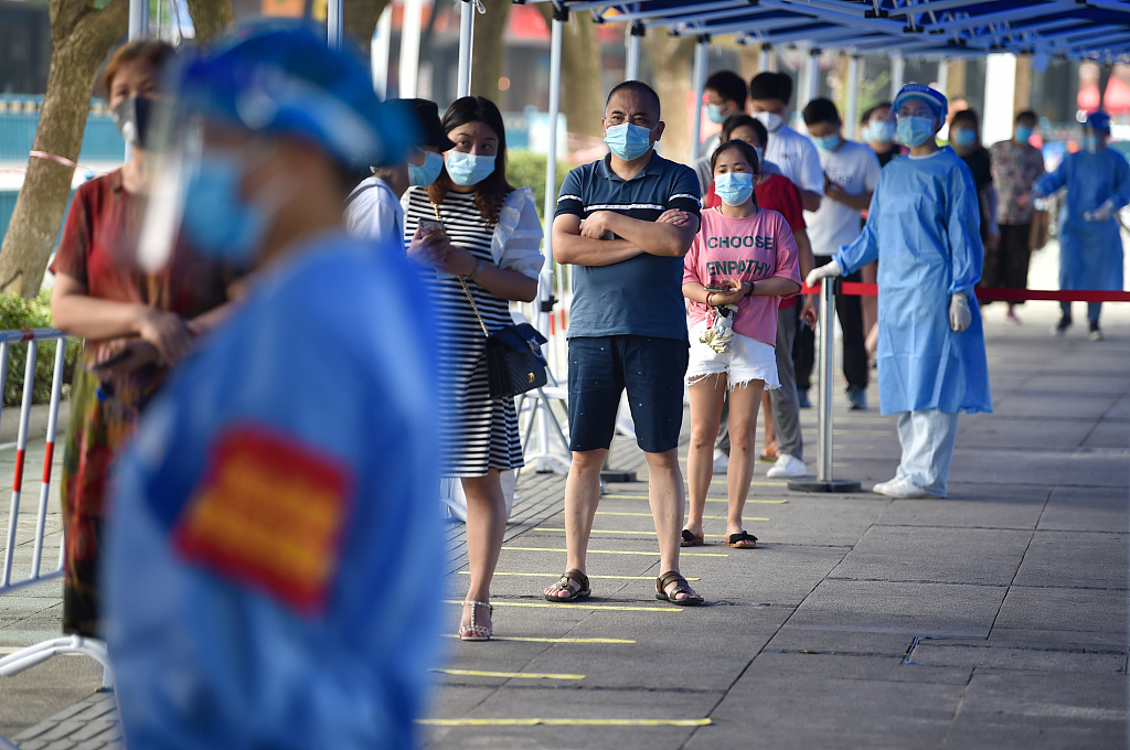 南京市民有序排队进行核酸检测采样