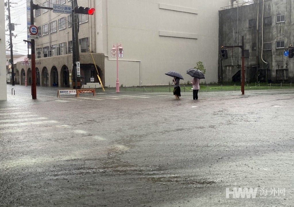 日本多地迎来持续暴雨 政府发布暴雨警报