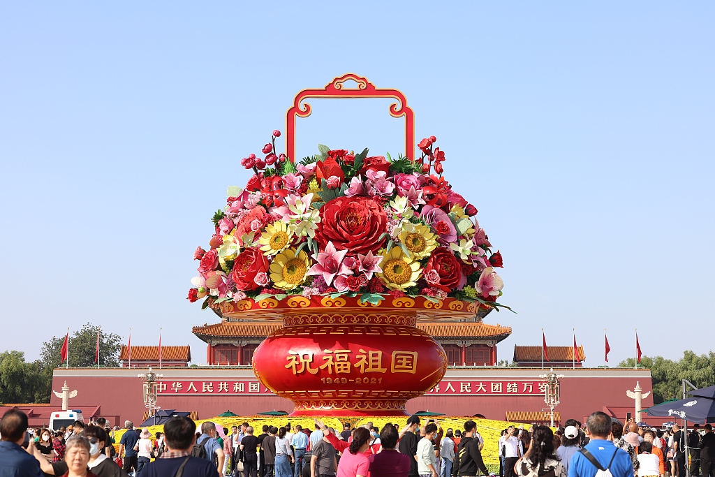 北京:天安门广场"祝福祖国"国庆花篮亮相