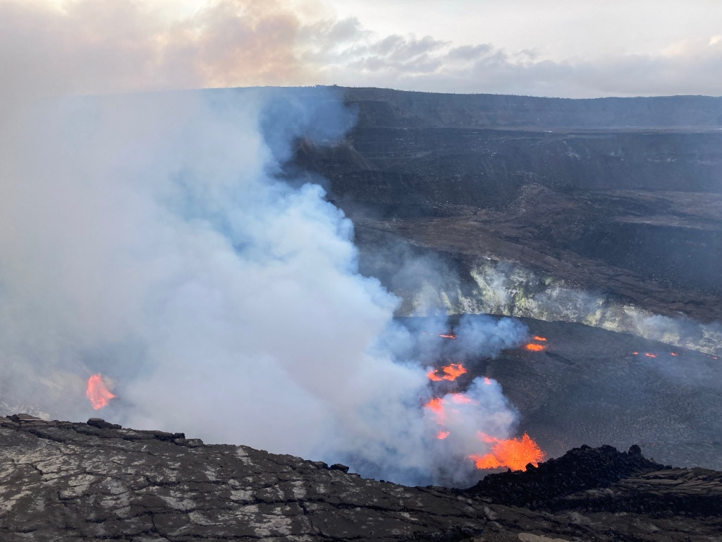 美国基拉韦火山继续喷发 岩浆几乎填满火山口