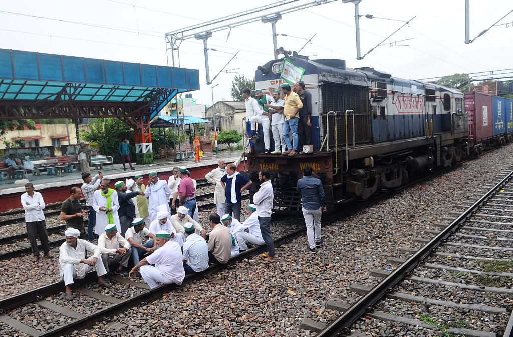 印度农民举行封堵铁路抗议活动 超300趟列车受影响