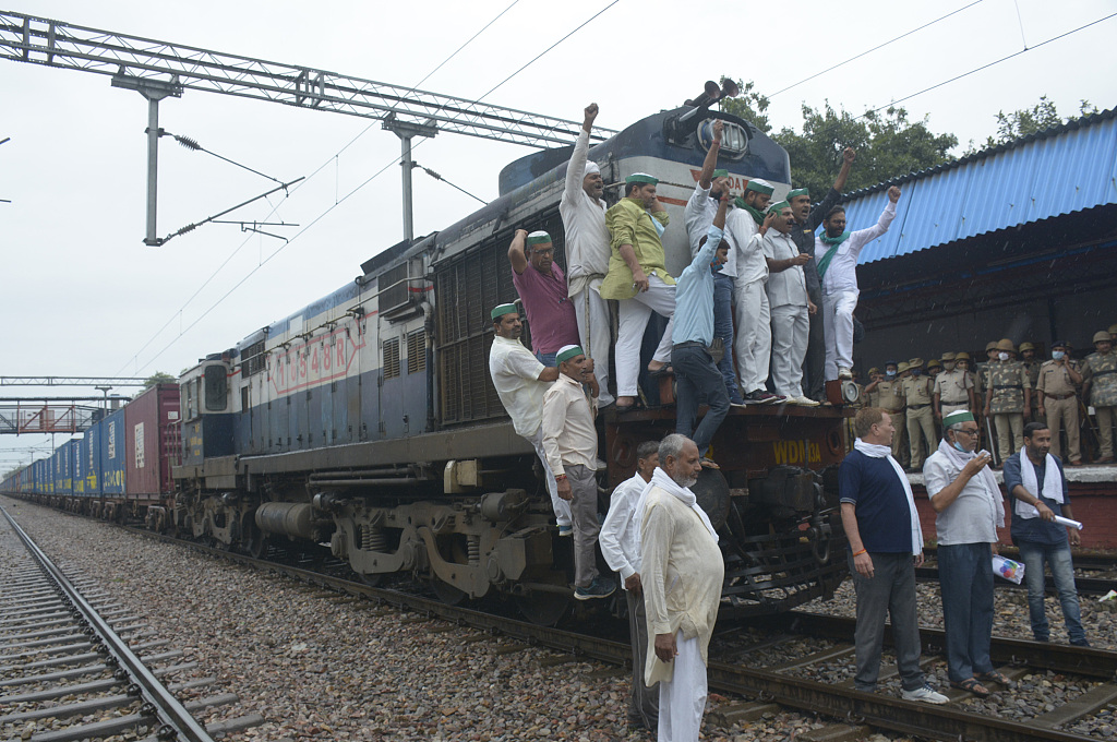 印度农民举行封堵铁路抗议活动超300趟列车受影响