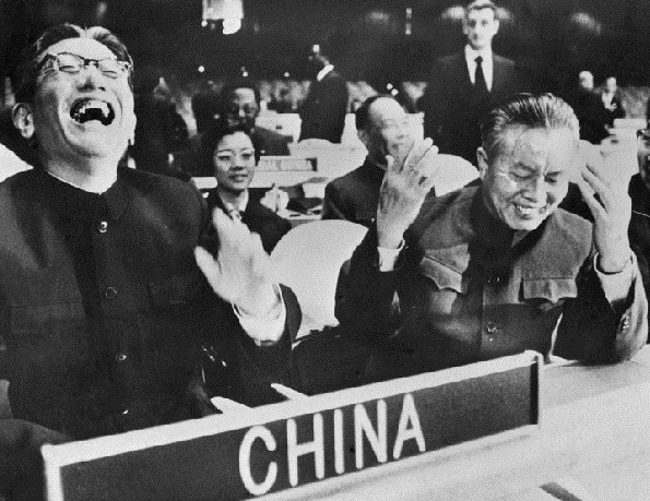 1971年11月,出席联合国大会的中国外交部副部长乔冠华(左)和中国常驻