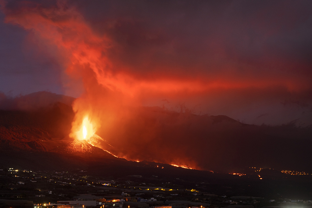 西班牙火山持续喷发游客驻足观看