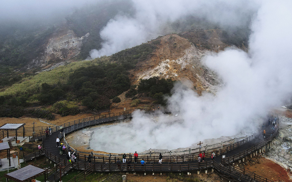 印尼重新开放旅游场所民众在火山口游览