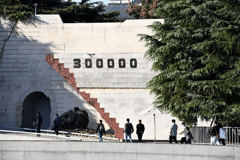 侵华日军南京大屠杀遇难同胞纪念馆闭馆在即 众多游客前来参观