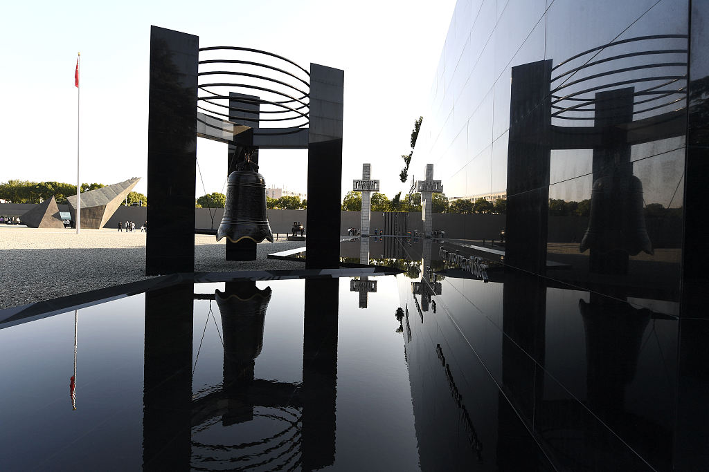 侵华日军南京大屠杀遇难同胞纪念馆闭馆在即 众多游客前来参观