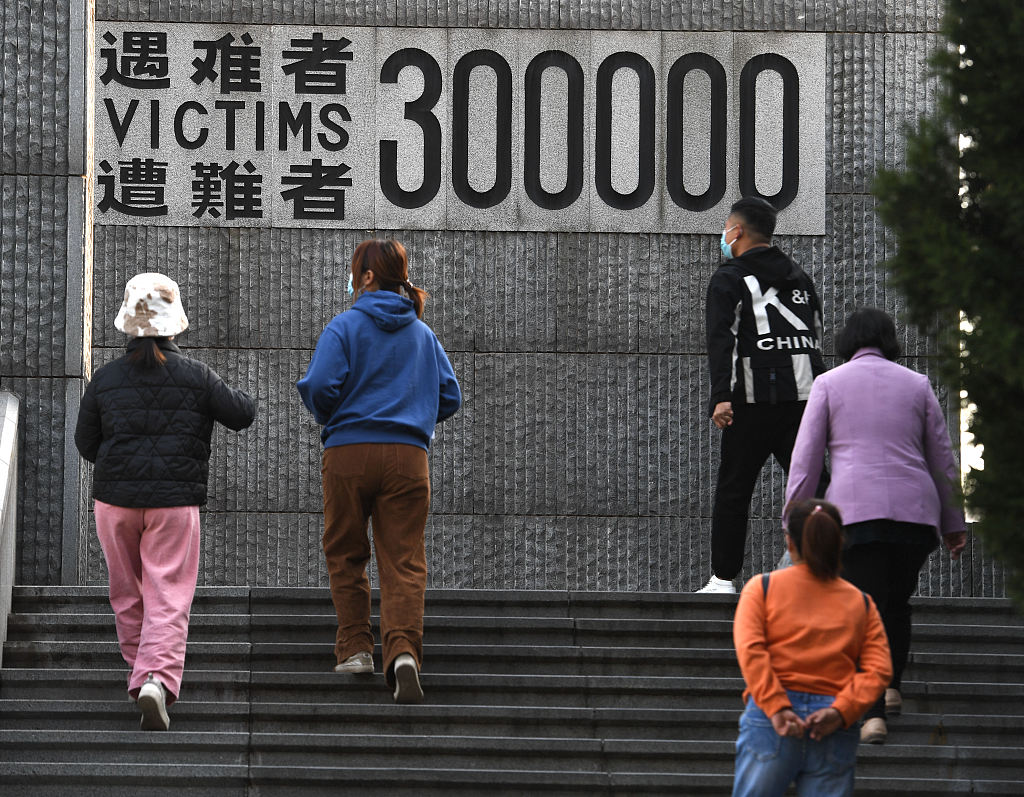 侵华日军南京大屠杀遇难同胞纪念馆闭馆在即 众多游客前来参观