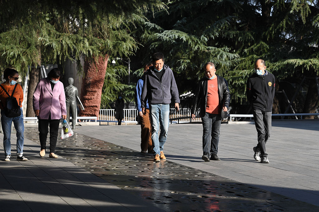 侵华日军南京大屠杀遇难同胞纪念馆闭馆在即 众多游客前来参观