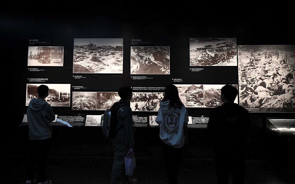 侵华日军南京大屠杀遇难同胞纪念馆闭馆在即 众多游客前来参观