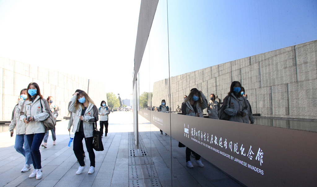 侵华日军南京大屠杀遇难同胞纪念馆闭馆在即 众多游客前来参观