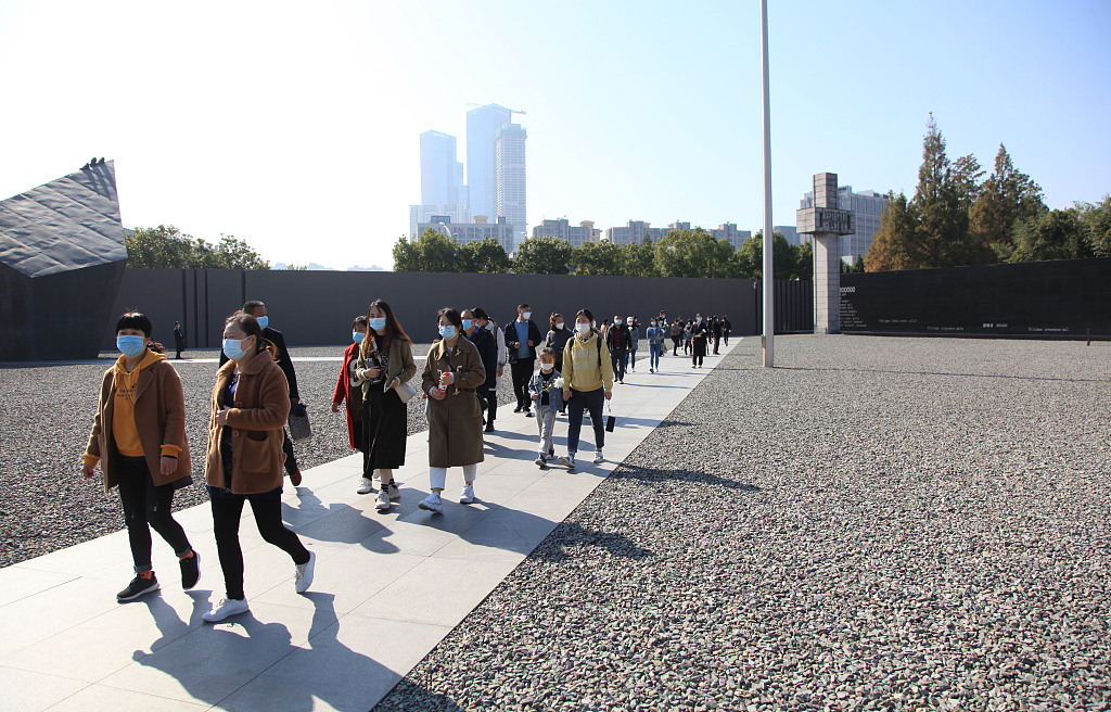 侵华日军南京大屠杀遇难同胞纪念馆闭馆在即 众多游客前来参观
