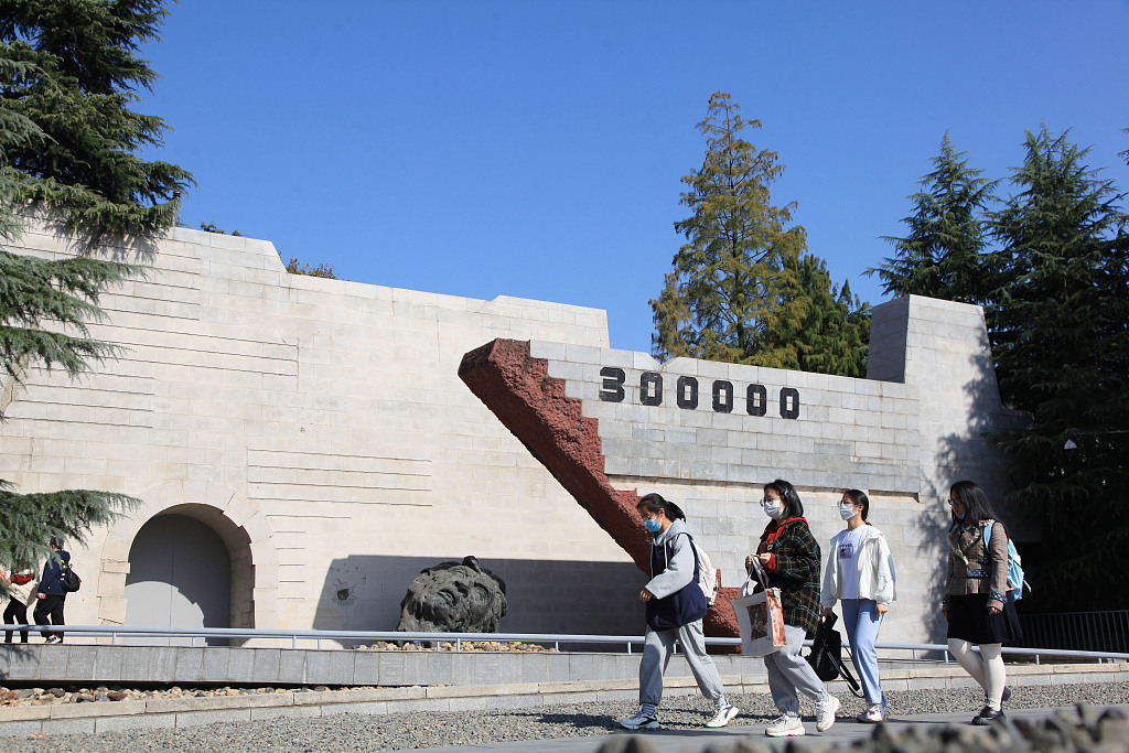 侵华日军南京大屠杀遇难同胞纪念馆闭馆在即众多游客前来参观
