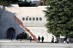 侵华日军南京大屠杀遇难同胞纪念馆闭馆在即 众多游客前来参观