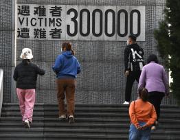 侵华日军南京大屠杀遇难同胞纪念馆闭馆在即 众多游客前来参观