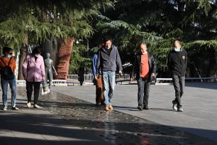 侵华日军南京大屠杀遇难同胞纪念馆闭馆在即 众多游客前来参观