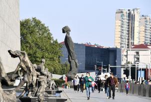 侵华日军南京大屠杀遇难同胞纪念馆闭馆在即 众多游客前来参观