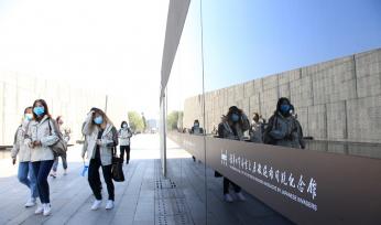 侵华日军南京大屠杀遇难同胞纪念馆闭馆在即 众多游客前来参观