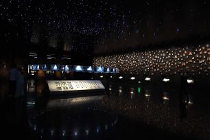 侵华日军南京大屠杀遇难同胞纪念馆闭馆在即 众多游客前来参观