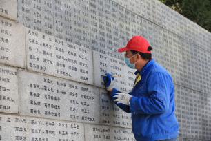 侵华日军南京大屠杀遇难同胞纪念馆闭馆在即 众多游客前来参观