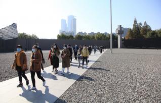 侵华日军南京大屠杀遇难同胞纪念馆闭馆在即 众多游客前来参观