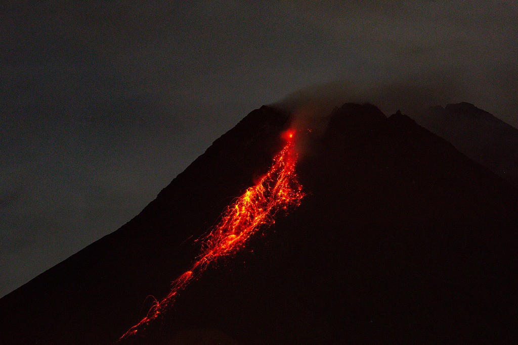 印尼默拉皮火山喷出熔岩