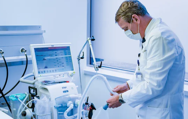 美国缺呼吸机，特朗普政府仍送他国8千台，有国