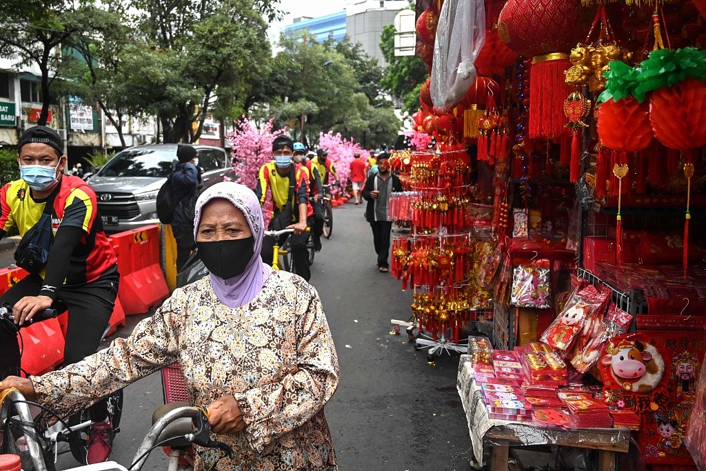 春节将至 印尼雅加达市民采购新年装饰