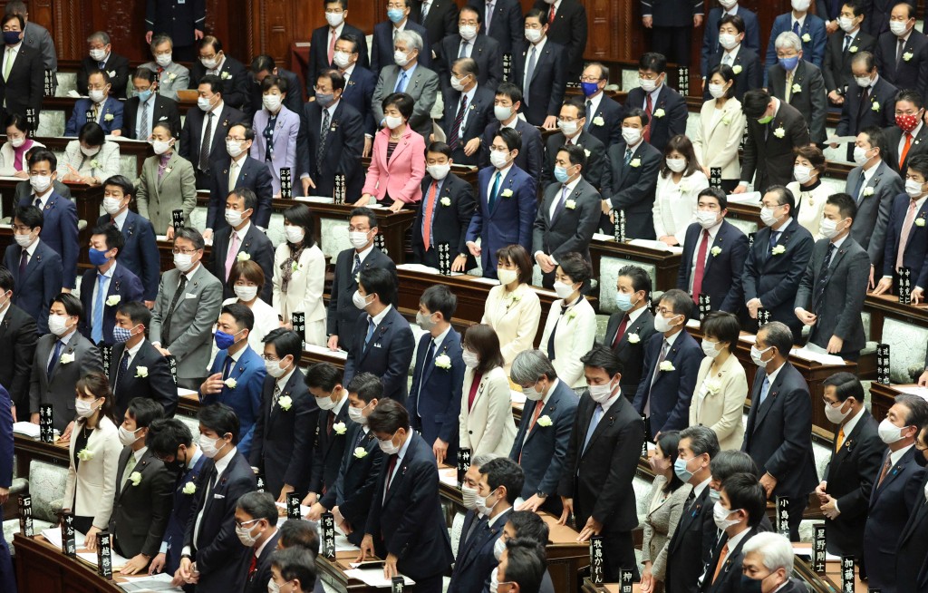 日本众议院女议员身穿白色衣服 抗议森喜朗歧视女性言论