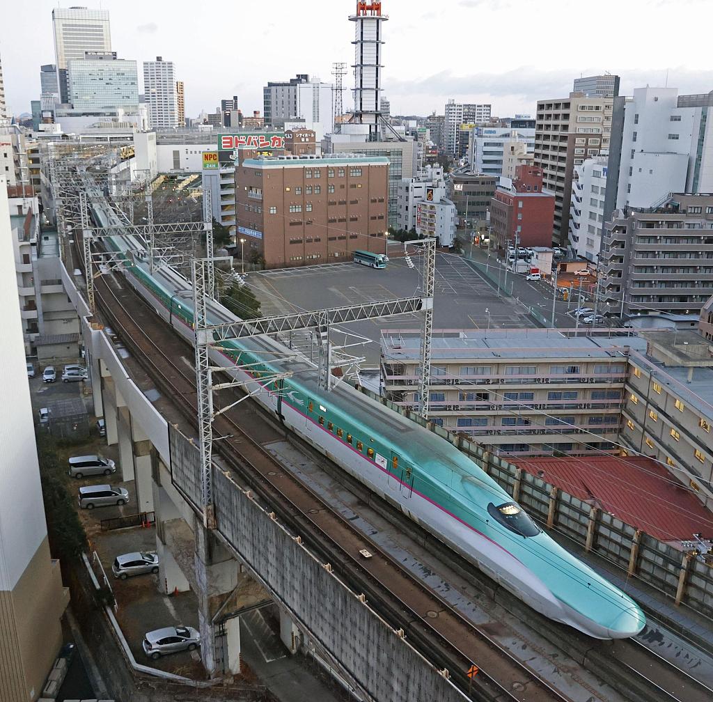 因地震中断11天后日本东北部的新干线列车恢复服务