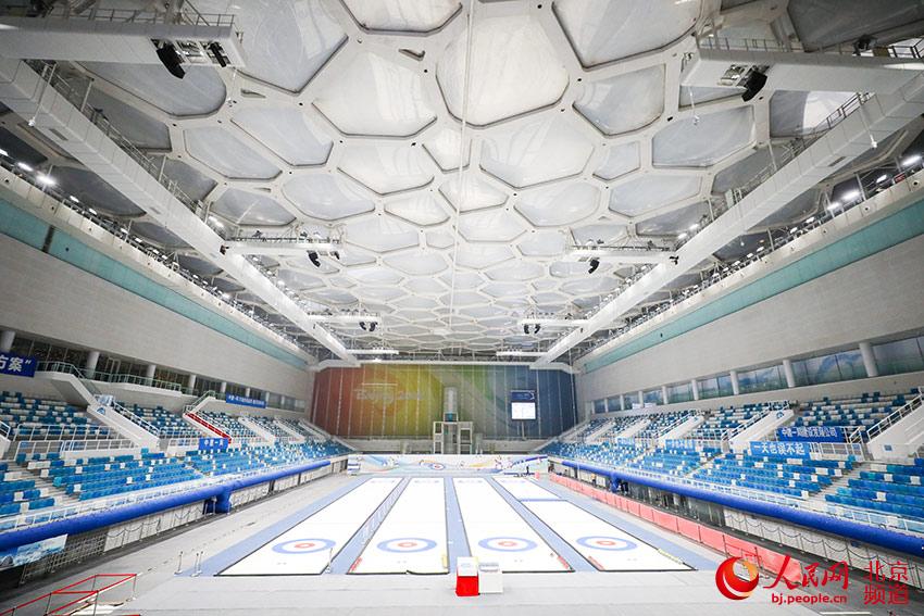 目前，北京朝阳区及奥运核心区的各大场馆正紧锣密鼓有序备战，国家游泳中心“水立方”变身“冰立方”。人民网 尹星云 摄