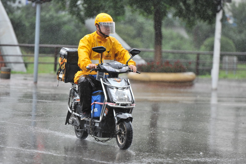 资料图:外卖小哥雨中送餐
