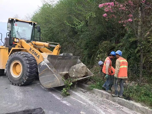 临危不惧风雨来 奋勇抢险路畅通 (1).jpg