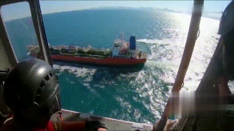 [현장영상] 이란, 한국 유조선 '한국케미' 나포 (Iran navy guards seize South Korean tanker in the Gulf) _ CBC뉴스 (1) (1).gif