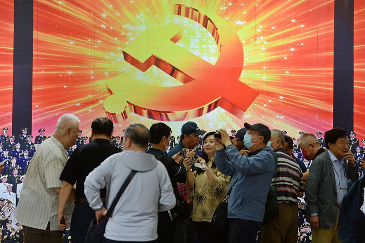 2021年5月27日，北京市民正在参观“永远跟党走--红色记忆”摄影作品展。（图源：人民视觉）_副本.jpg