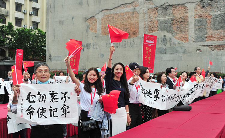 2021年5月23日，庆祝建党100周年大型书法快闪公益活动在上海举行。（图源：人民视觉）_副本.jpg