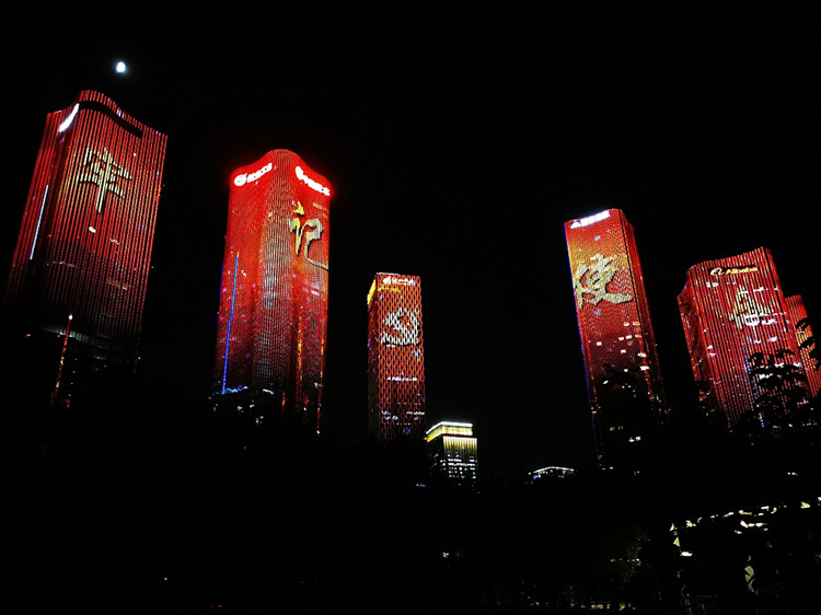 2021年06月19日晚，北京望京中央商务区楼宇亮起“庆祝建党100周年”主题灯光秀。_副本.jpg