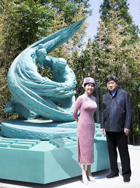 2021年5月18日，单霁翔院长在北京郡王府参观“黄剑奥运雕塑展＂。