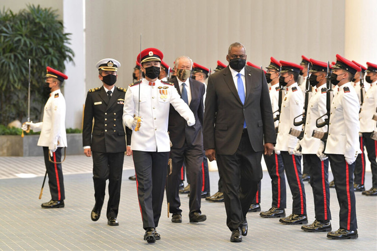 2021年7月27日，美国国防部长奥斯汀（前排右）和新加坡国防部长黄永宏（奥斯汀后方）在新加坡国防部检阅仪仗队。（AP）_副本.jpg