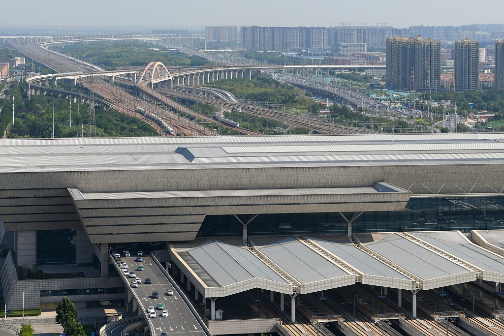 郑州高铁枢纽线路恢复运行 站口重现车辆交汇壮观场景