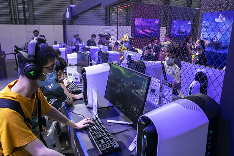 2021年7月31日，玩家在2021ChinaJoy中国国际数码互动娱乐展内体验游戏。（图源：视觉中国）_副本.jpg