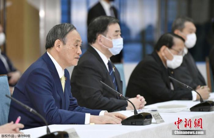 图为日本首相菅义伟(左一)出席内阁会议。