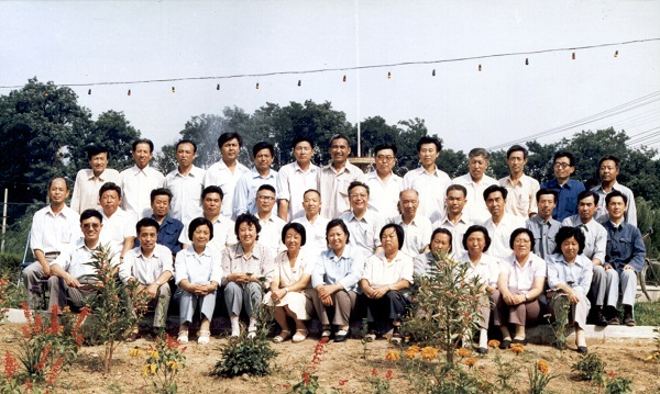 1986 年，顾诵芬（中右七）与飞机设计室老同事合影。.jpg