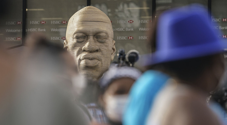 当地时间7月22日，美国纽约的乔治·弗洛伊德雕像翻新完成。（图源：人民视觉）_副本.jpg