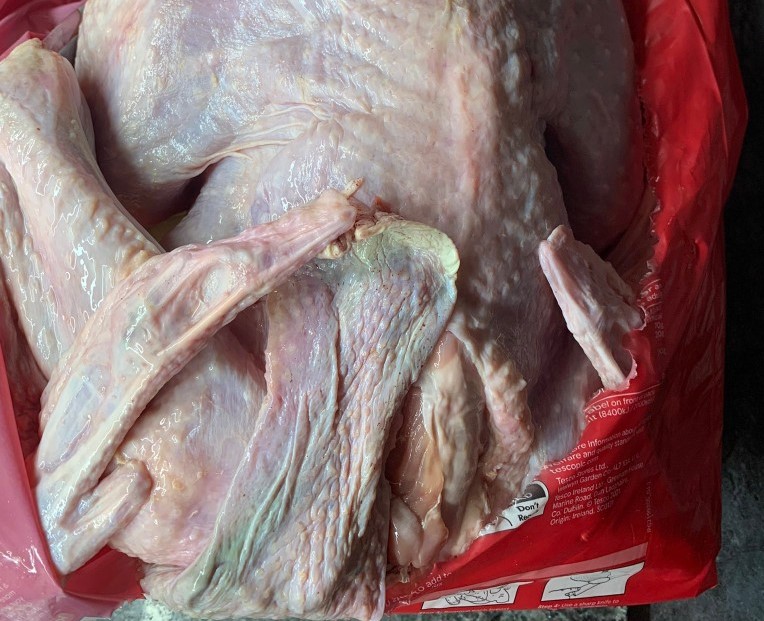 英国多家超市圣诞节出售变质火鸡：腐烂发臭 甚至有绿霉斑