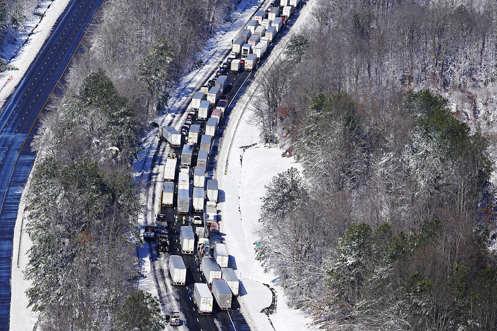 美国弗吉尼亚暴风雪致交通瘫痪 数百辆车整夜被困